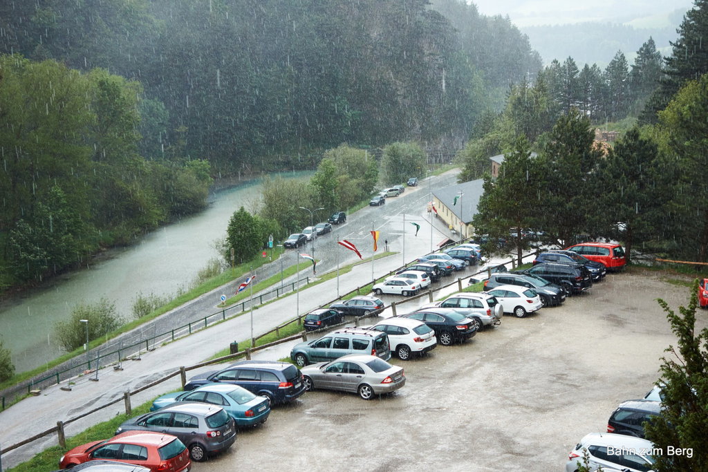 Das Stück von der Seilbahn bis zur Bushaltestelle hinüber ist bei diesem Regen lang.