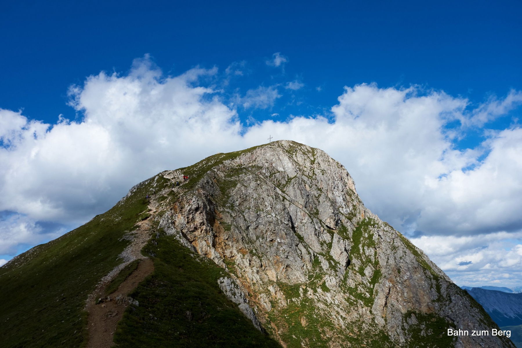 Der Gipfel des Eisenerzer Reichenstein vom Kamm zwischen Hütte und Gipfel aus fotografiert.