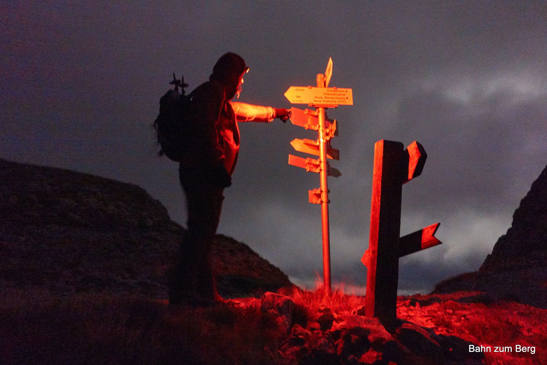 Das rote Licht erlaubt es den Augen schneller wieder auf Dunkelheit umzustellen