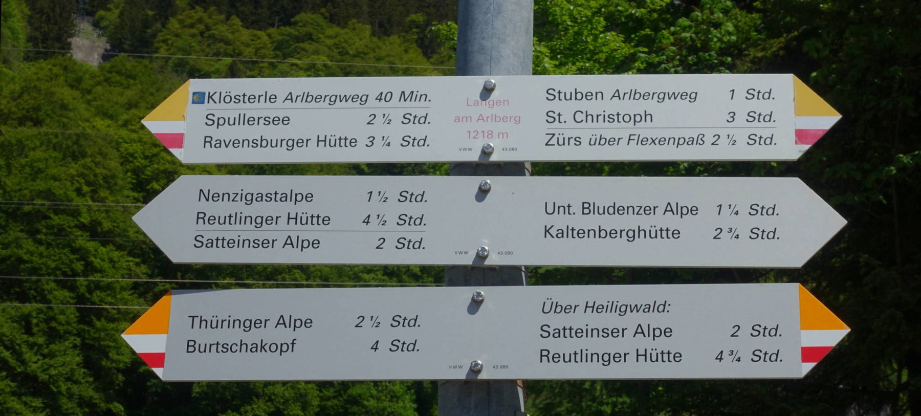 Von Langen folgen wir zuerst dem Weg Richtung Spullersee (Foto: Peter Backé)