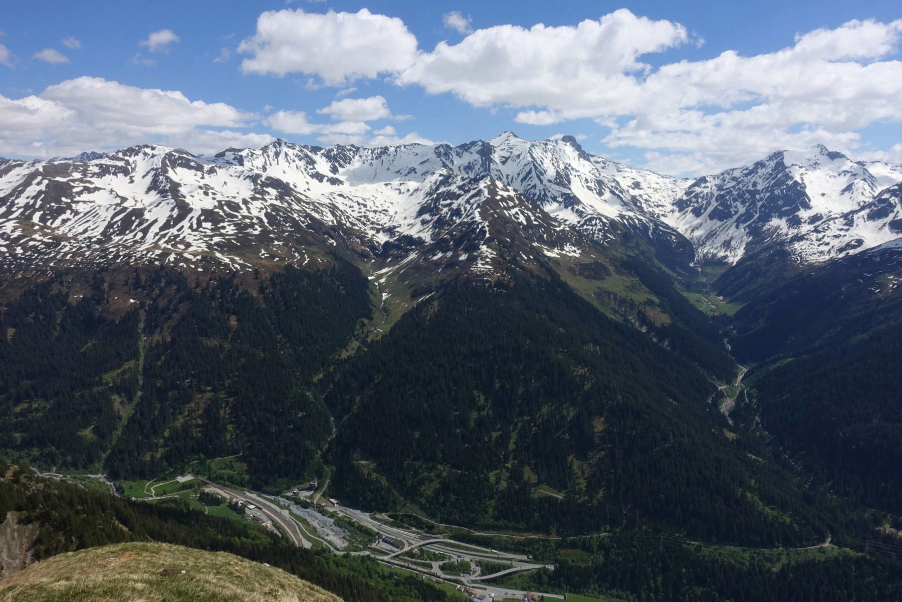 Blick über das Klostertal zum Kaltenberg und seinen Nachbargipfeln (Foto: Peter Backé)