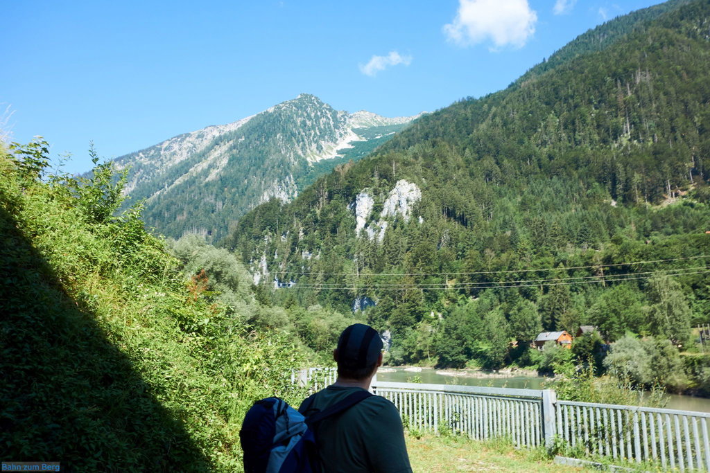 Blick vor der Ennsbrücke hinauf zum Tamischbachturm.