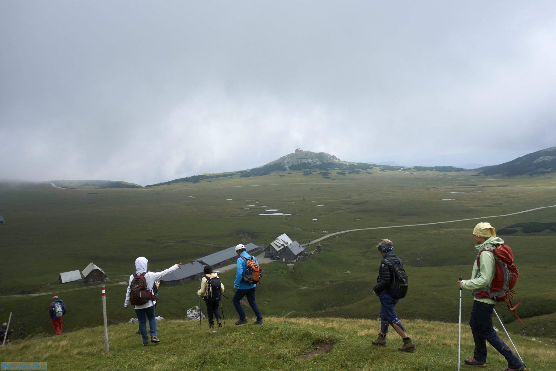Am Weg zum Michlbauern. Im Hintergrund das Schneealpenhaus.