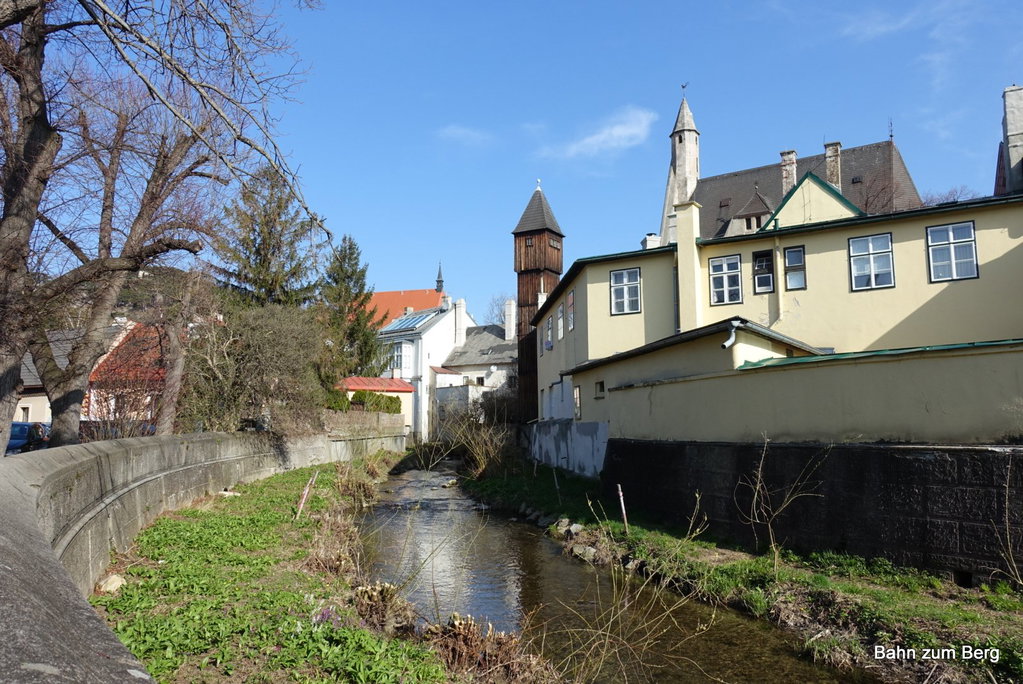 Entlang des Mödlingbachs vom Bahnhof zur Goldenen Stiege.