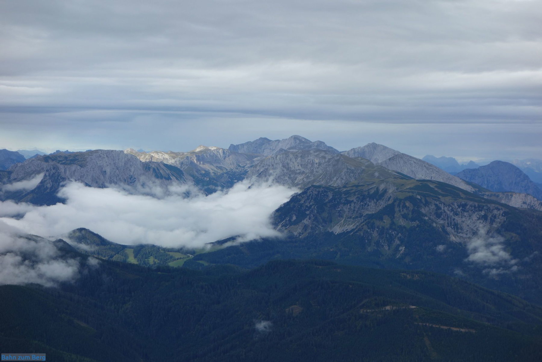 Blick zum Hochschwab hinüber. Die Voisthalerhütte ist über der Nebelgrenze.