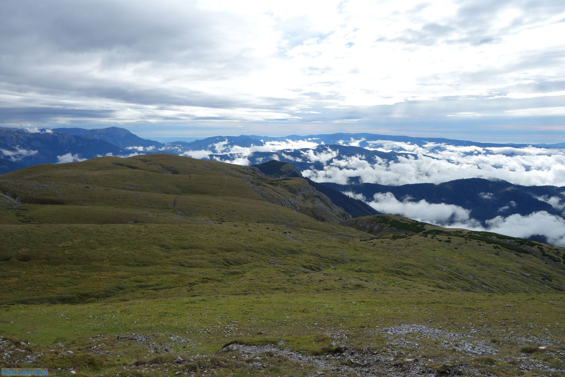 Blick nach Osten über das Veitschplateau Richtung Semmering.