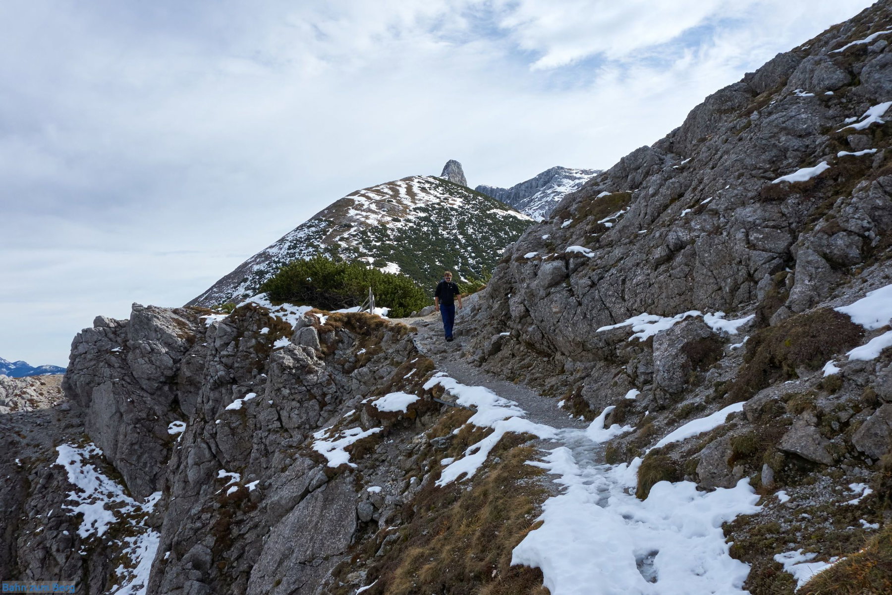 Beginn des Ochsensteigs vom Fölzsattel zur Voisthalerhütte hinunter.