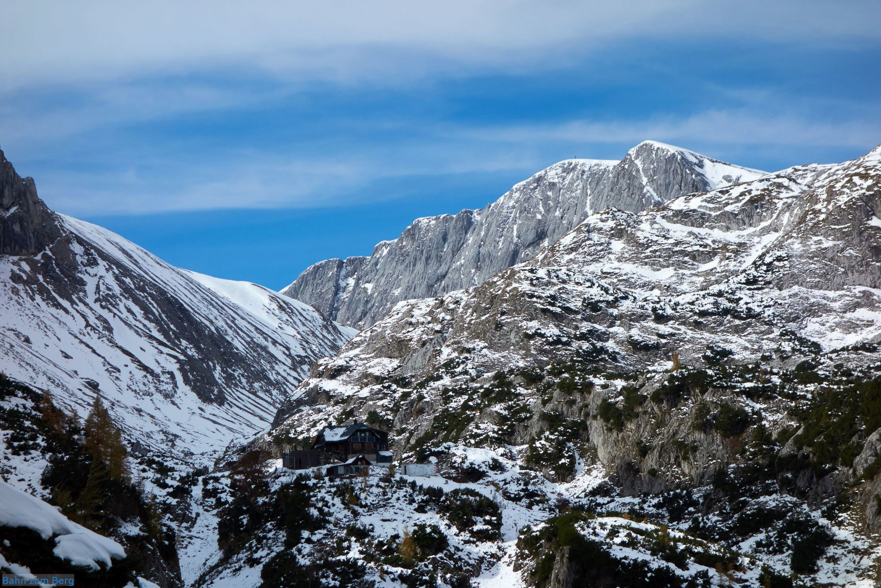 Links unten (dunkelbraun) die Voisthalerhütte, rechts oben das Gipfelkreuz des Hochschwabs.