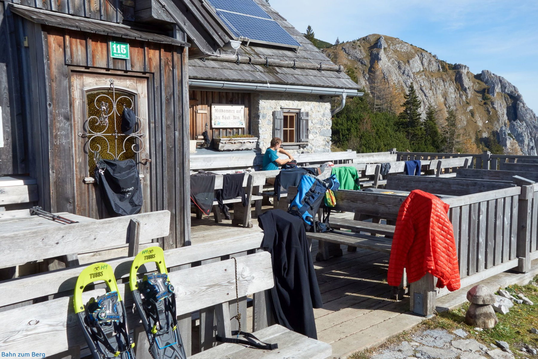 Auf der Häuselalm, die nur am Wochenende geöffnet hat, trocknen wir alle unsere Sachen - und uns selbst: