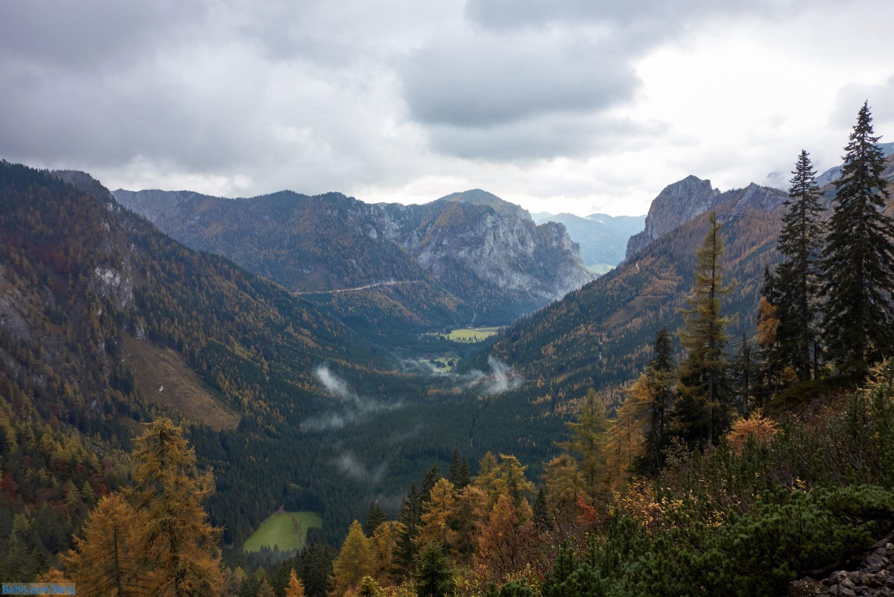 Blick vom Dr.Kotek-Steig den Jassinggraben entlang. Rechts um die Kurve ist der Grüne See.