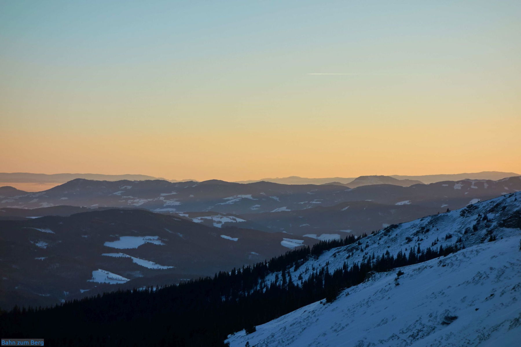 Blick nach Südwest vom Stuhleck: Rechts der Schöckl, links ganz im Hintergrund links das Bachergebirge in Slowenien.