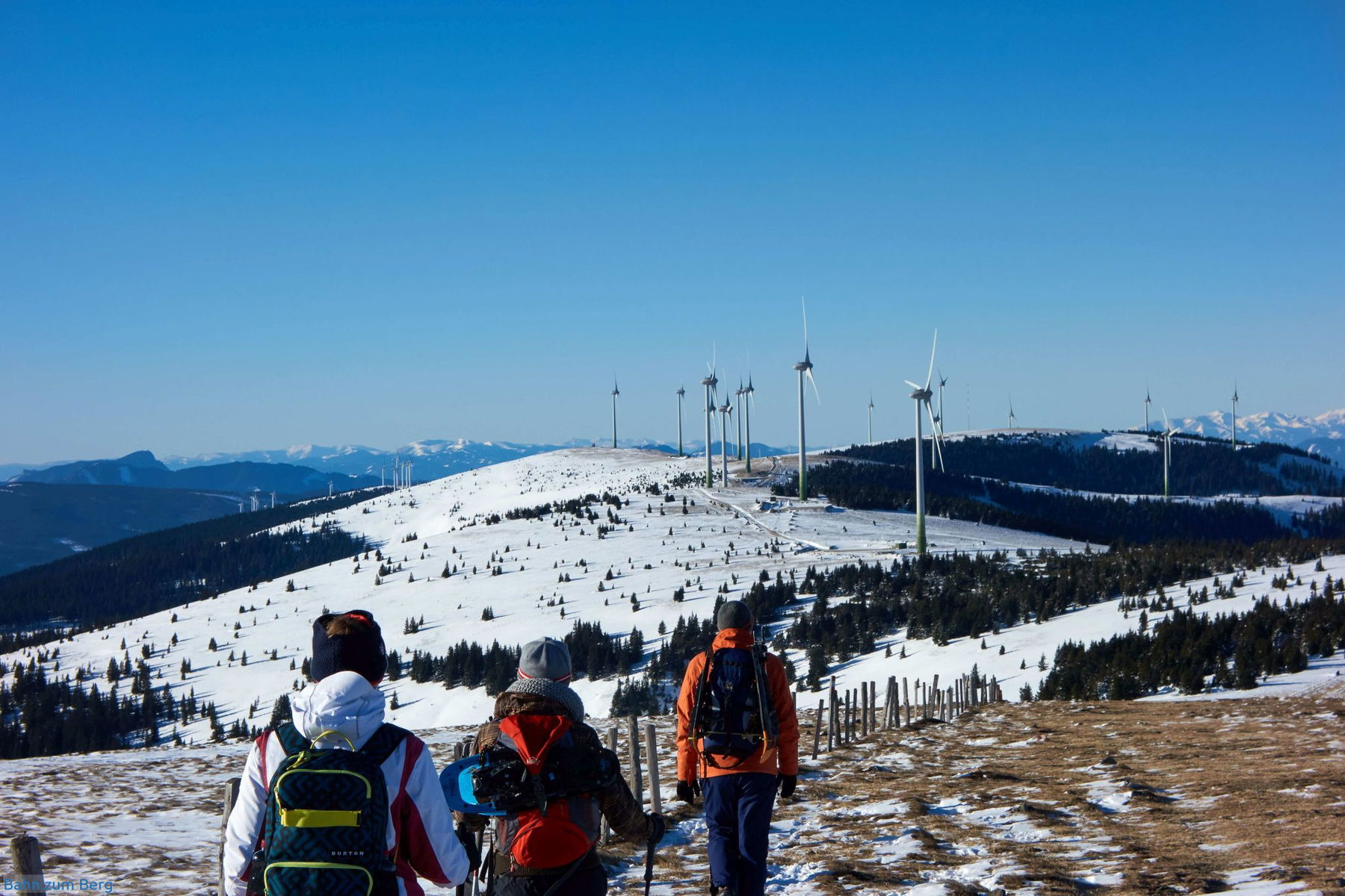 Es geht zuerst auf die Windräder zu, dann ihnen entlang - bis zum Roseggerhaus.
