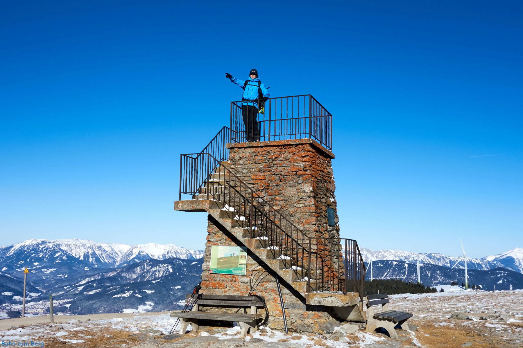 Die Rundumsicht von der Peter-Bergner-Warte ist sehr beeindruckend. Und im Windschatten läßt es sich herrlich sonnen!
