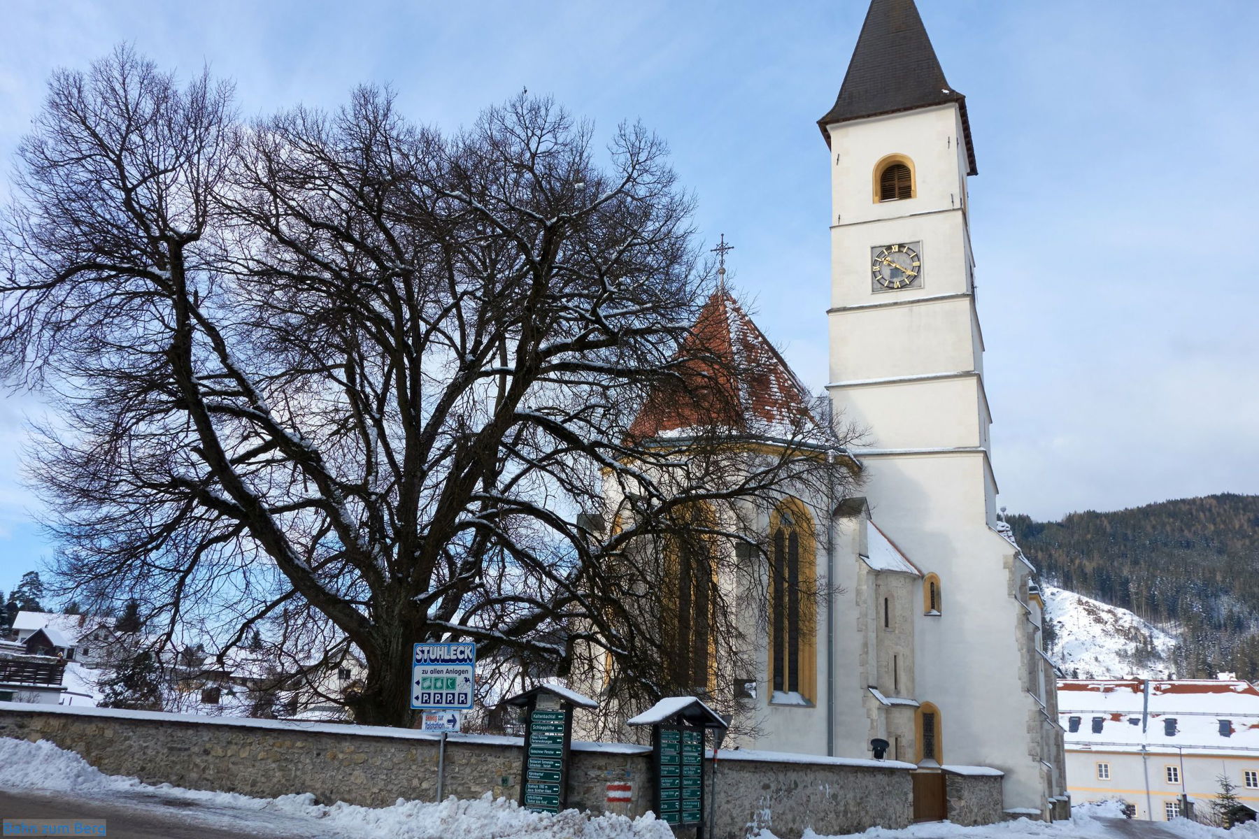 Kirche in Spital am Semmering, an der man auf der Ostseite Richtung Kaltenbachgraben vorbei gehen muss.