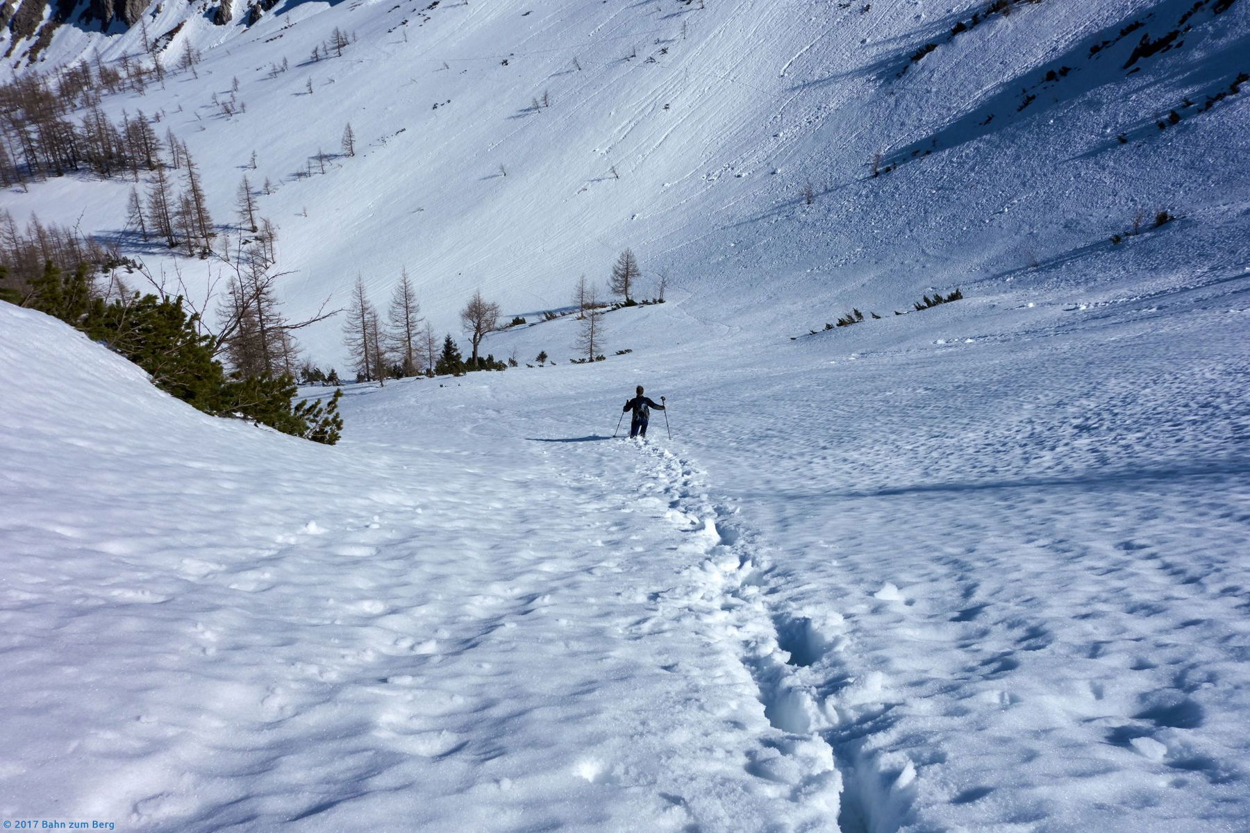 Direkter Abstieg im Tiefschnee