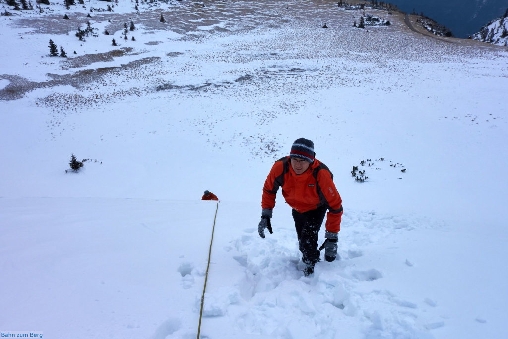 Im Tiefschnee aufsteigen zehrt an den Kräften. Foto: Martin Heppner