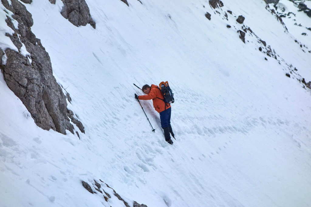 Viel Schnee im Ochsensteig zwingt uns zu seitlicher Fortbewegung im Krebs-Stil.