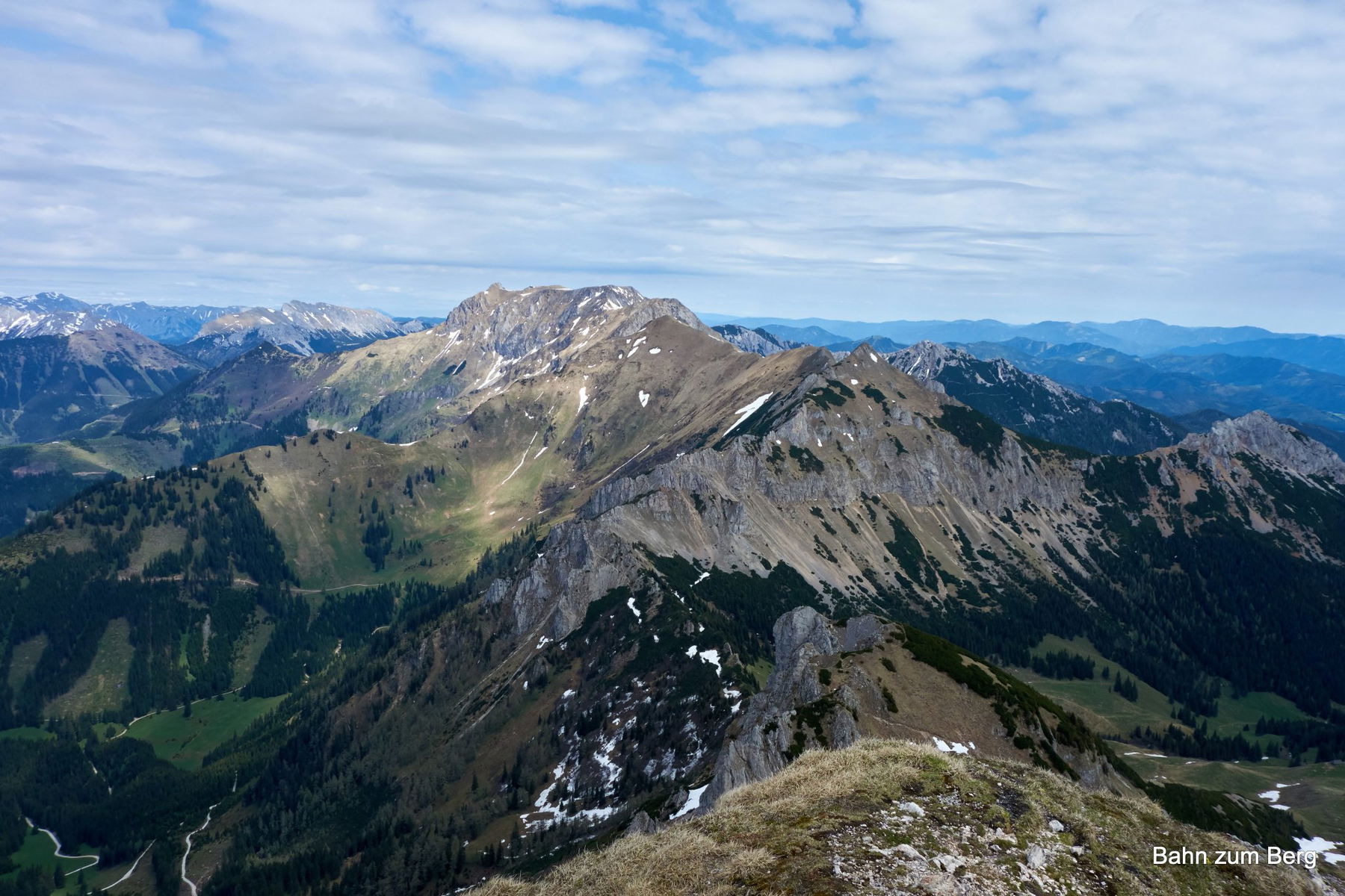 Der bevorstehende Weg: Hinten, in der Bildmitte, die Reichensteinhütte.