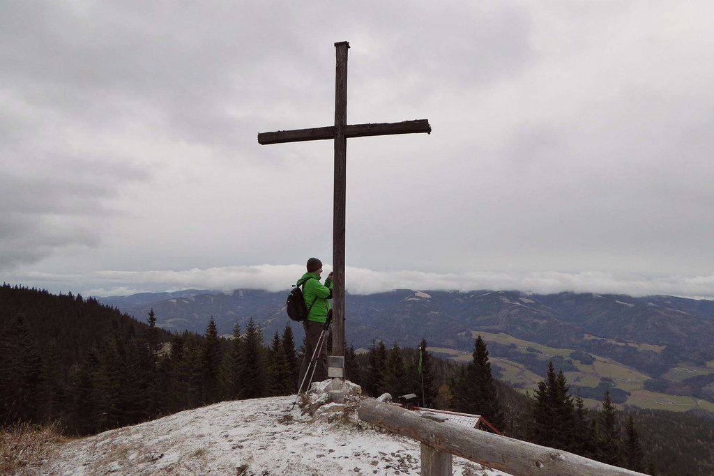 Am Gipfel der Großen Scheibe. Unten die Scheibenhütte, hinten im Nebel das Stuhleck.