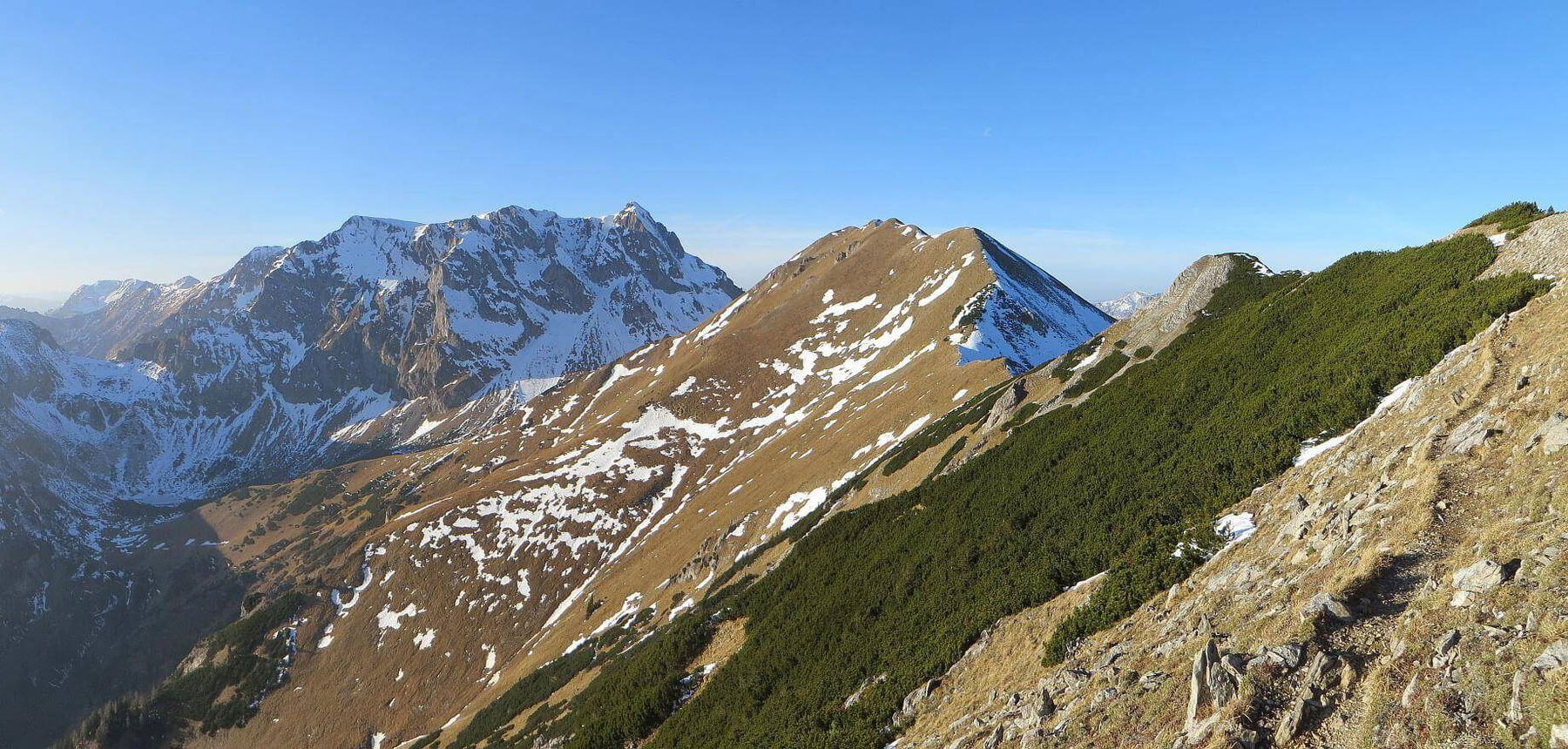 Die Wanderung führt rechts den Kamm entlang bis unter den Eisenerzer Reichenstein (Bildmitte).