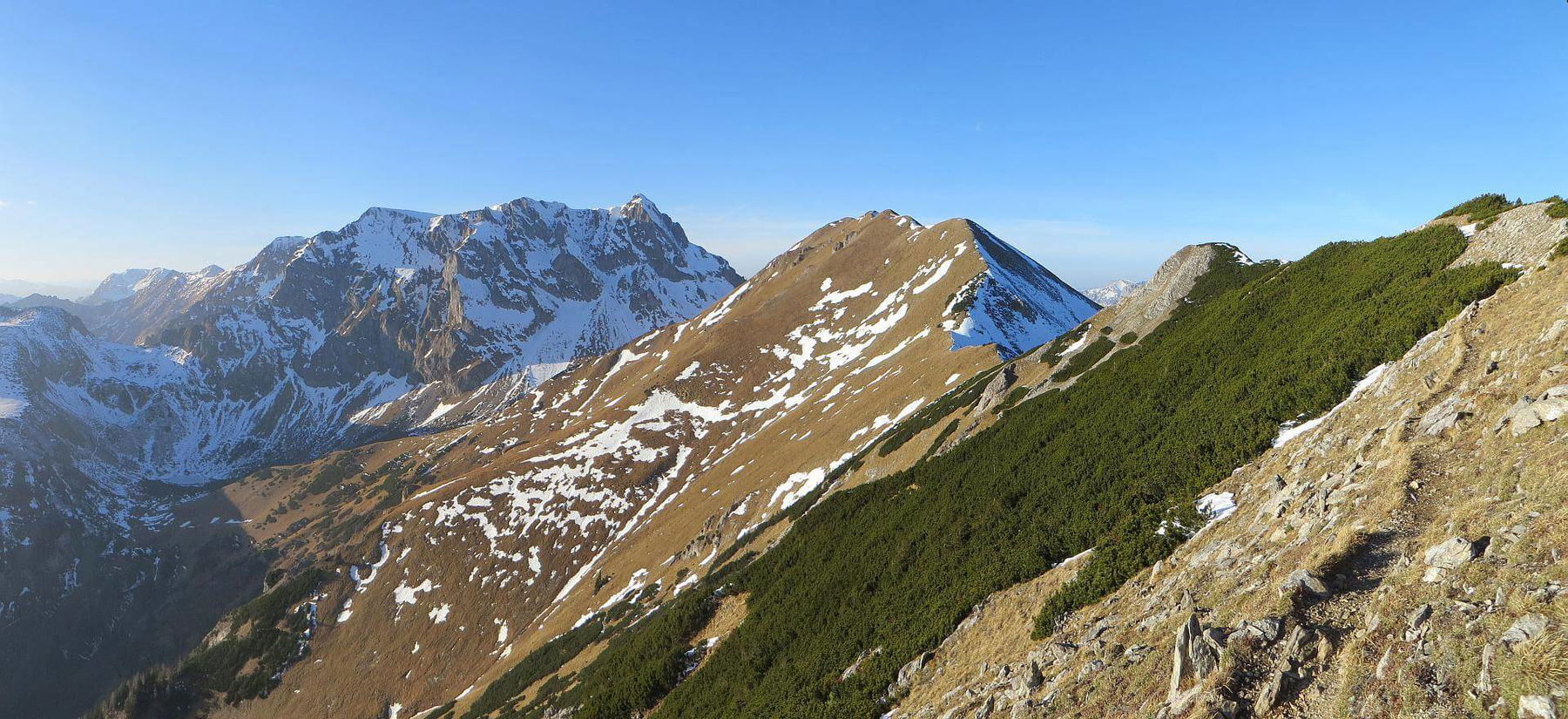 Die Wanderung führt rechts den Kamm entlang bis unter den Eisenerzer Reichenstein (Bildmitte).