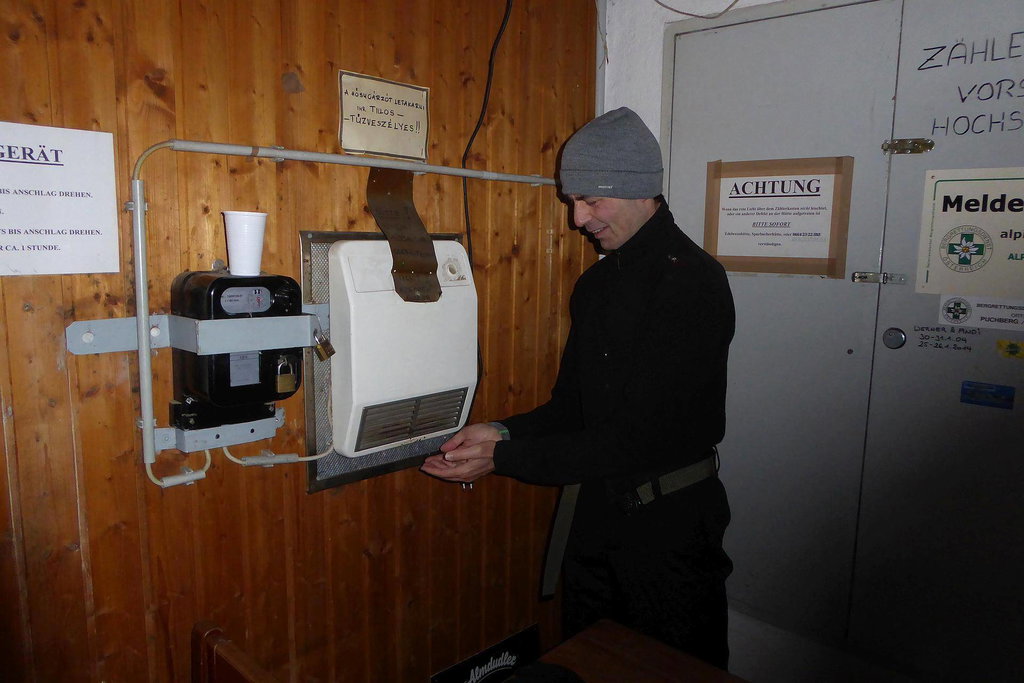 Ich habe darüber gelesen, dass es eine Münz-Heizung im Winterraum gibt. Das musste ich ausprobieren. Für EUR 1,- heizt der Strahler etwa 1h!