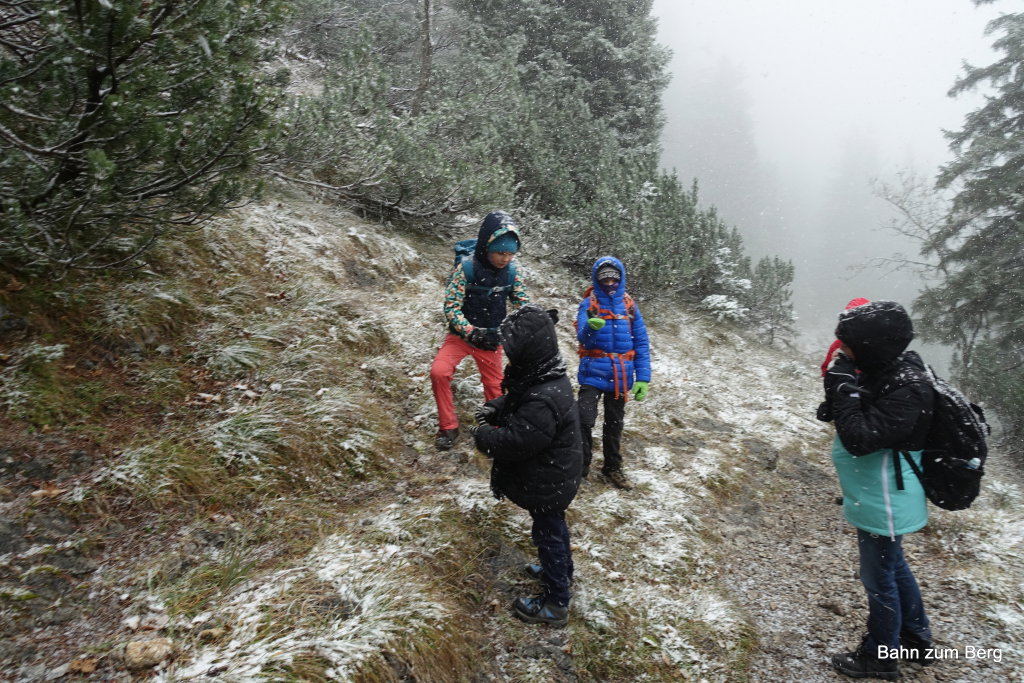 Den Kindern gefällt es, dass es schneit.
