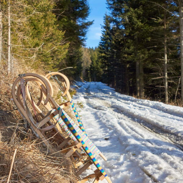 Die Rodeln können einfach neben der Straßé stehen gelassen werden