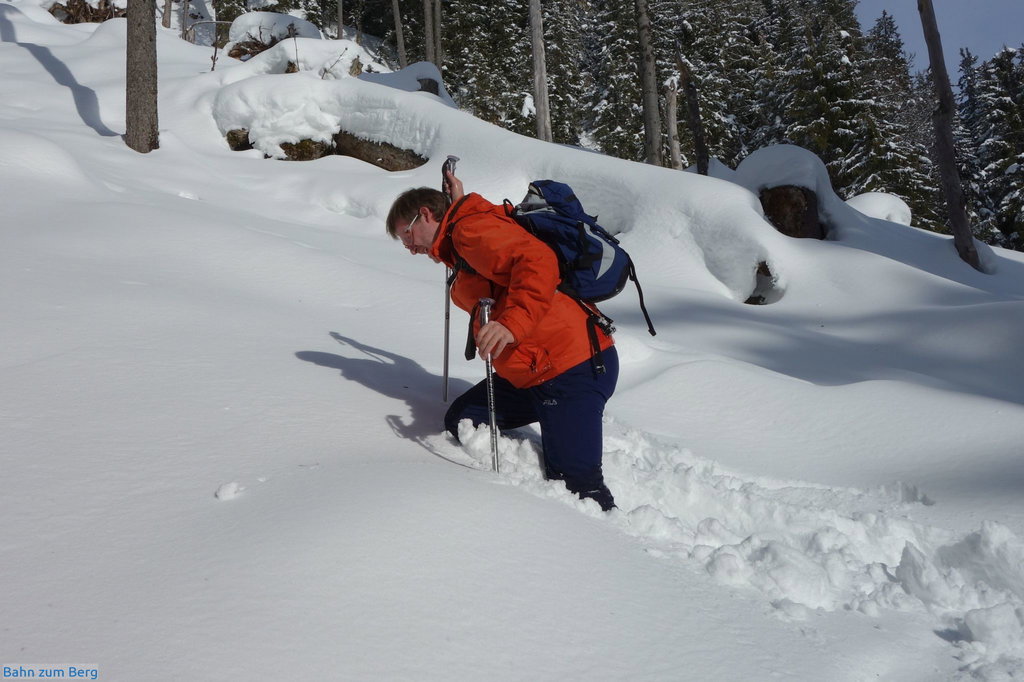 Im ungespurten Pulverschnee wühlen wir uns bergauf.