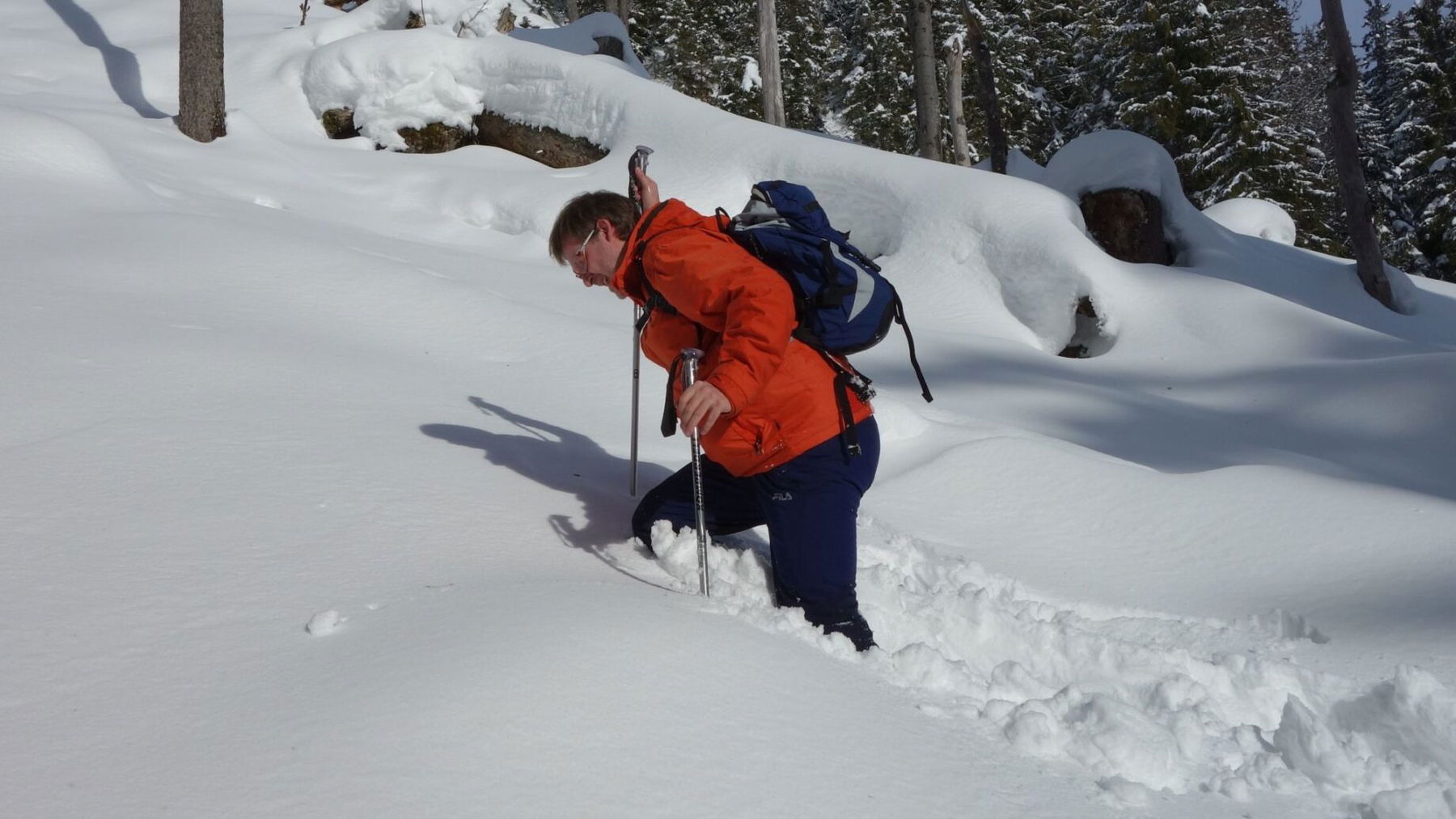 Im ungespurten Pulverschnee wühlen wir uns bergauf.