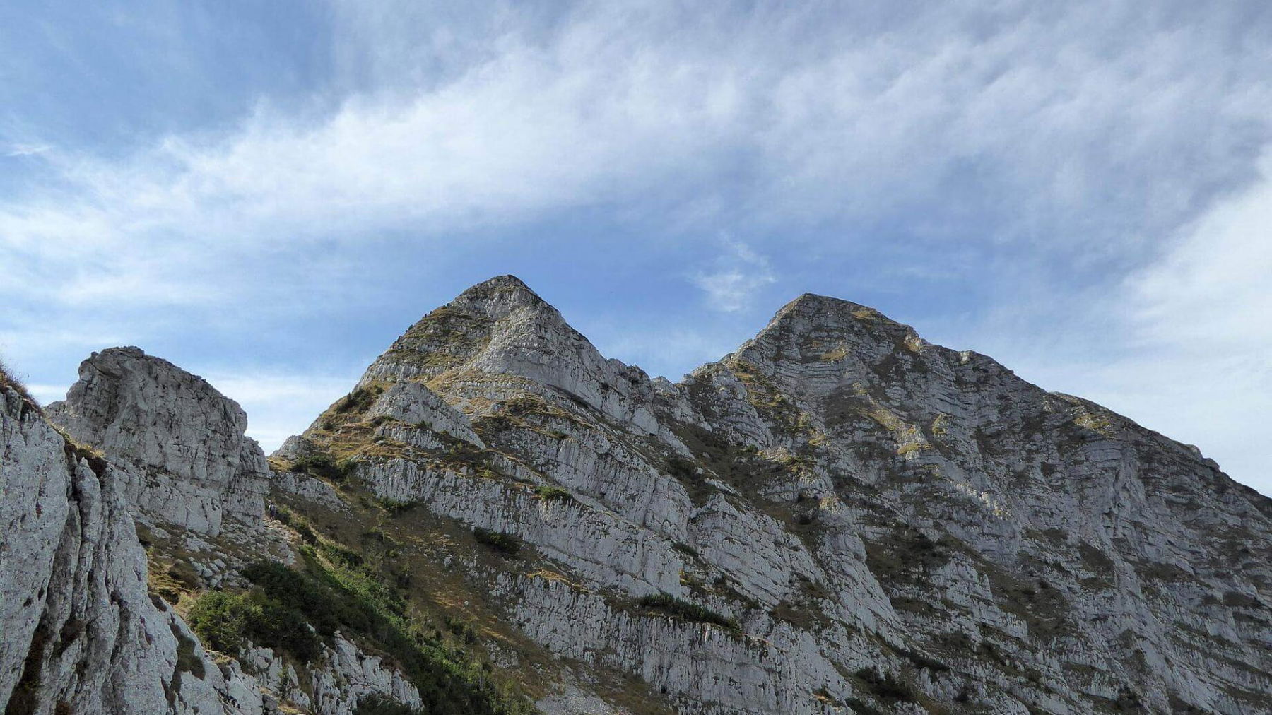 Die zwei längeren Kletterpassagen mit der Gratpassage dazwischen.