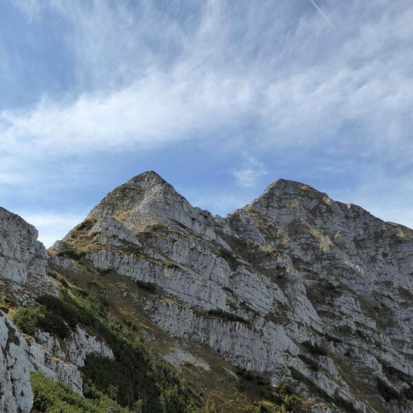 Die zwei längeren Kletterpassagen mit der Gratpassage dazwischen.