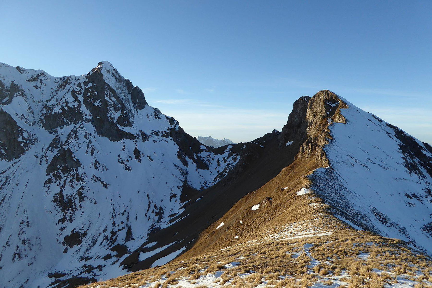 Das Rottörl liegt zwischen Eisenerzer Reichenstein und dem Grübelzinken, unter dessen Mauern man vorbei geht.