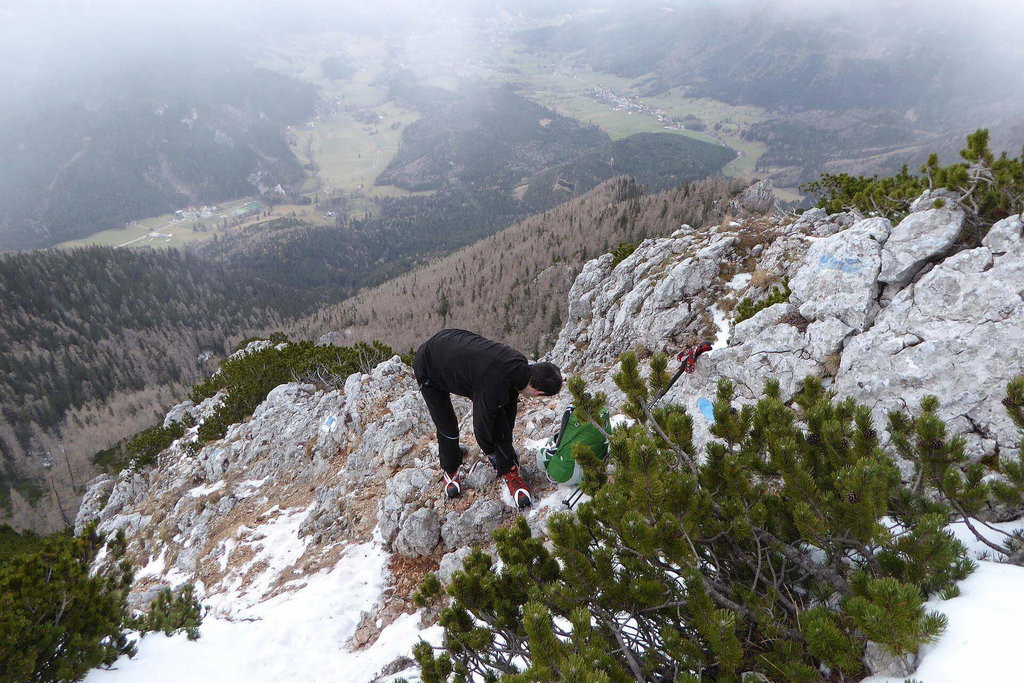 Im oberen Drittel legen wir unsere Steigeisen an.