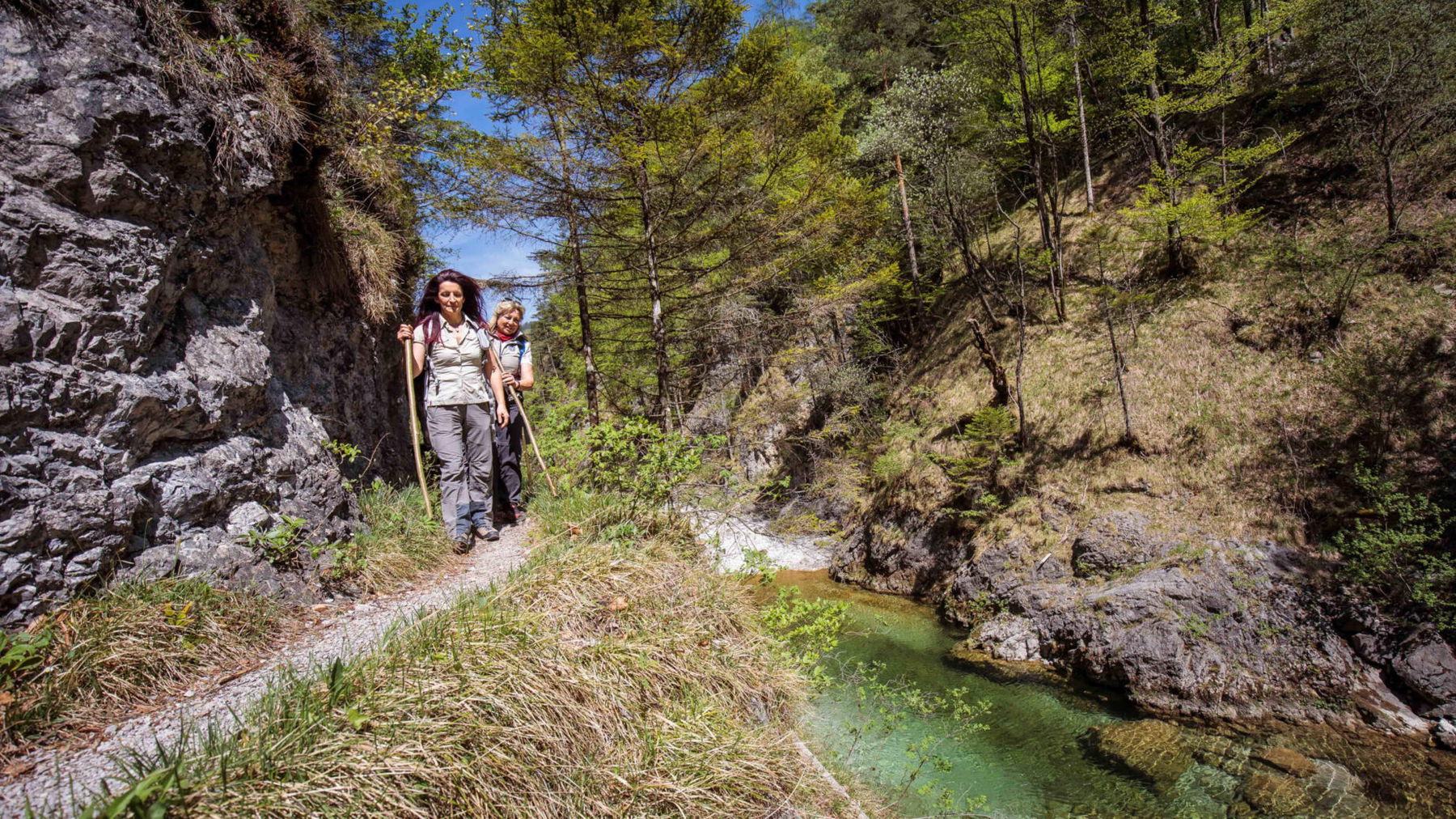 Entlang der türkisblauen Erlauf geht es weiter Richtung Kraftwerk. Foto: Fred Lindmoser.