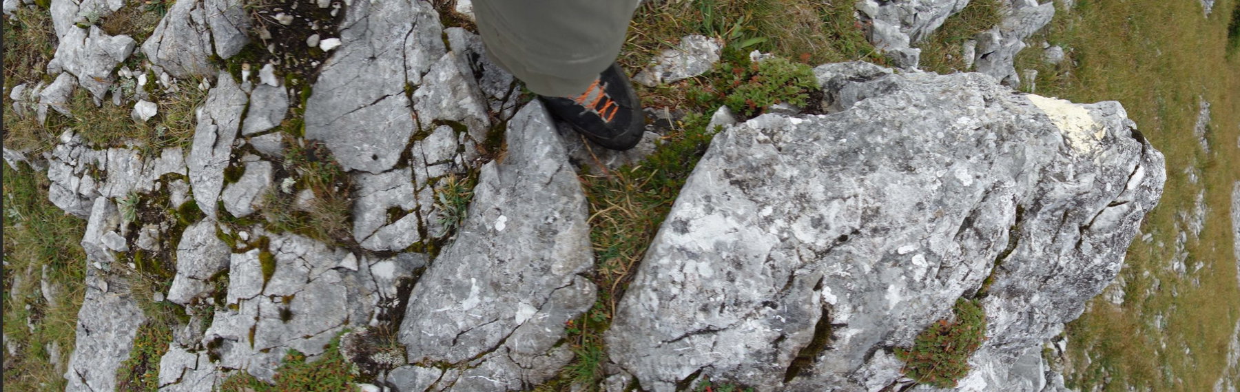 Panoramafoto am Grat auf meine Schuhe hinunter.
