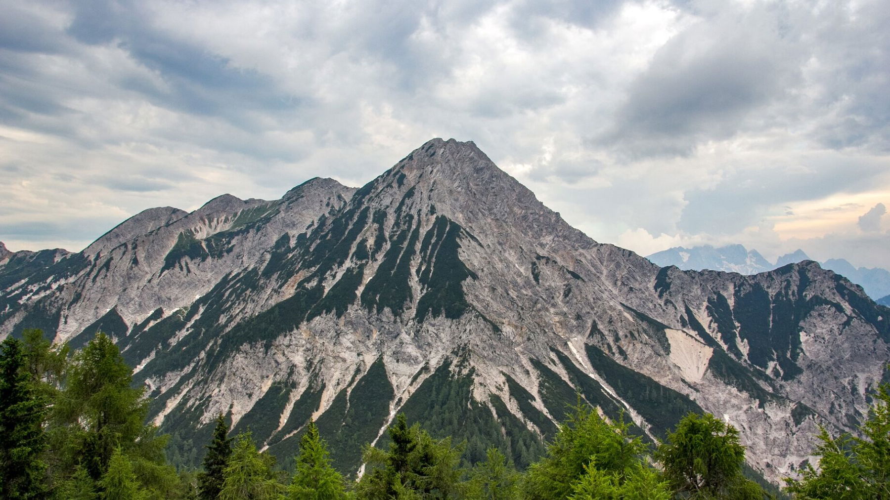 Mittagskogel. Bild von seanstandi auf Pixabay.