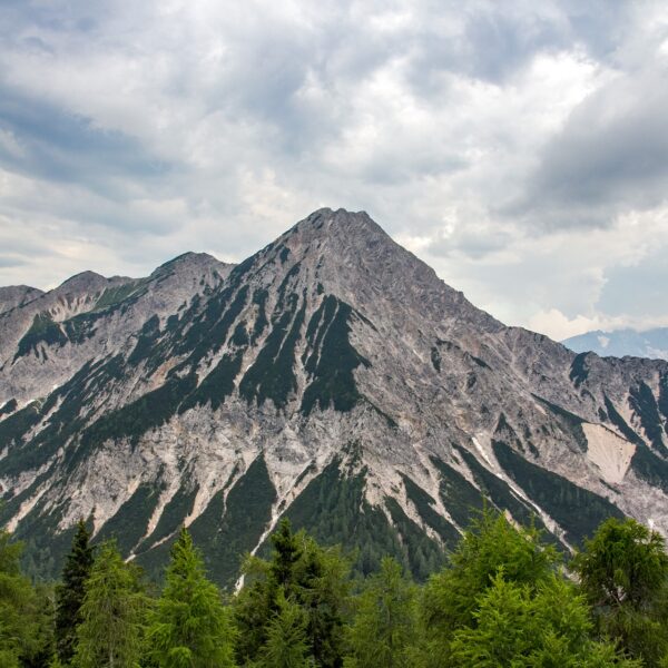 Mittagskogel. Bild von seanstandi auf Pixabay.