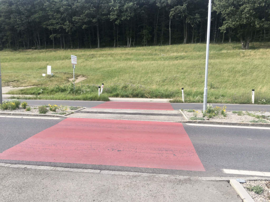 Bitte hier rüber! Radquerung, Breitenfurter-Straße. Foto: Veronika Schöll