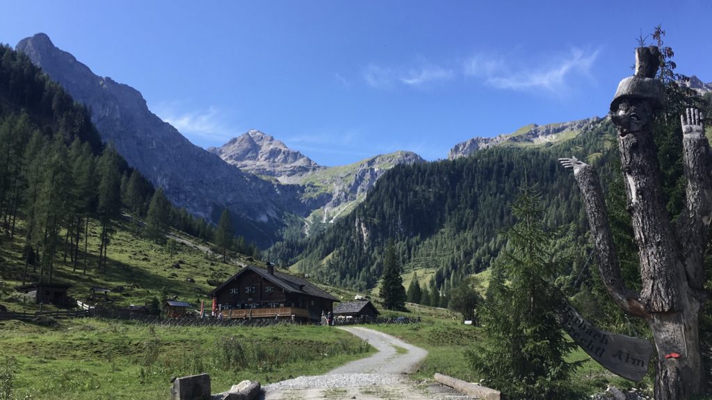 Prechtlhuette mit dem mächtigen Faulkogel im Hintergrund. Foto Veronika Schöll