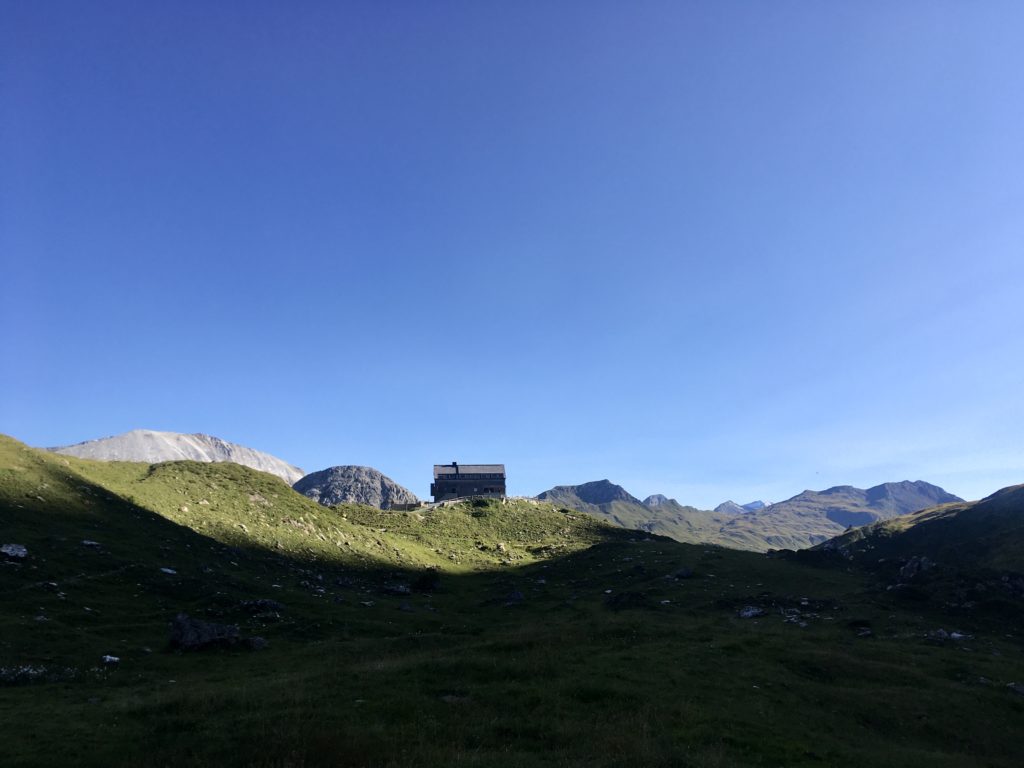 Gleich bin ich da auf der Franz Fischerhütte, links das Weißeck. Foto Veronika Schöll