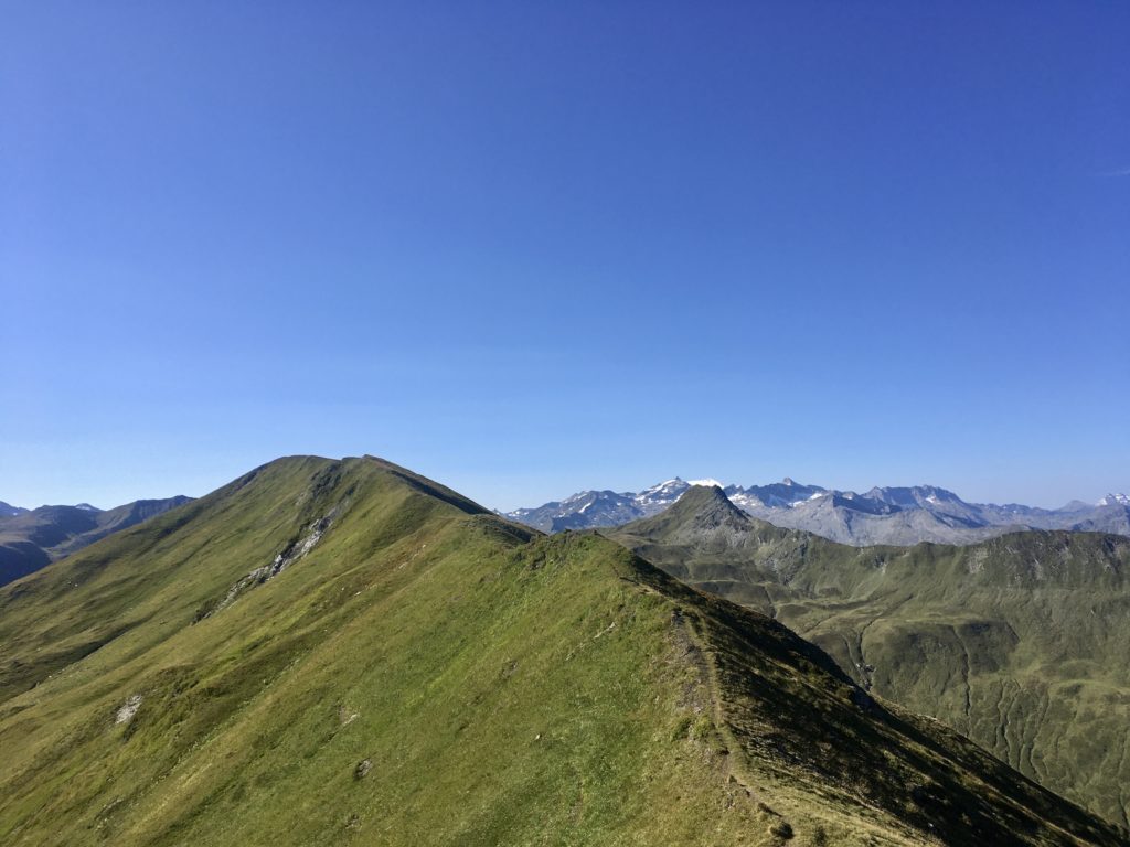 Über den grasigen Kamm des Schierecks wandern ist ein Genuß. Foto Veronika Schöll