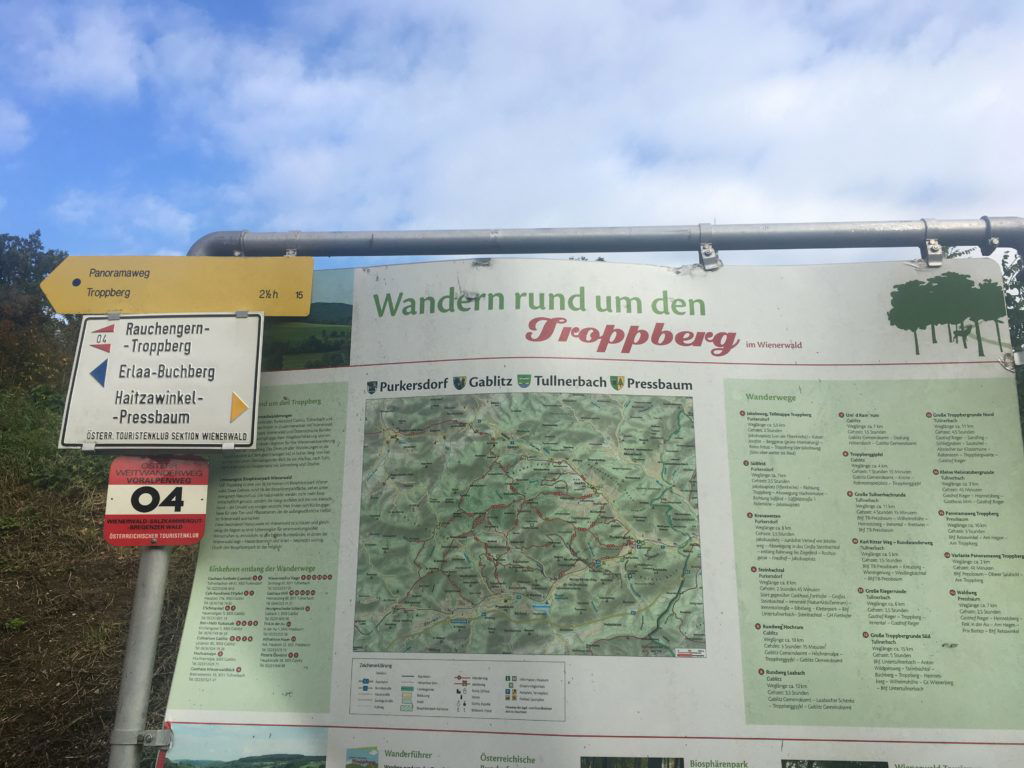 Wanderkarte am Bahnhof Rekawinkel. Foto Veronika Schöll