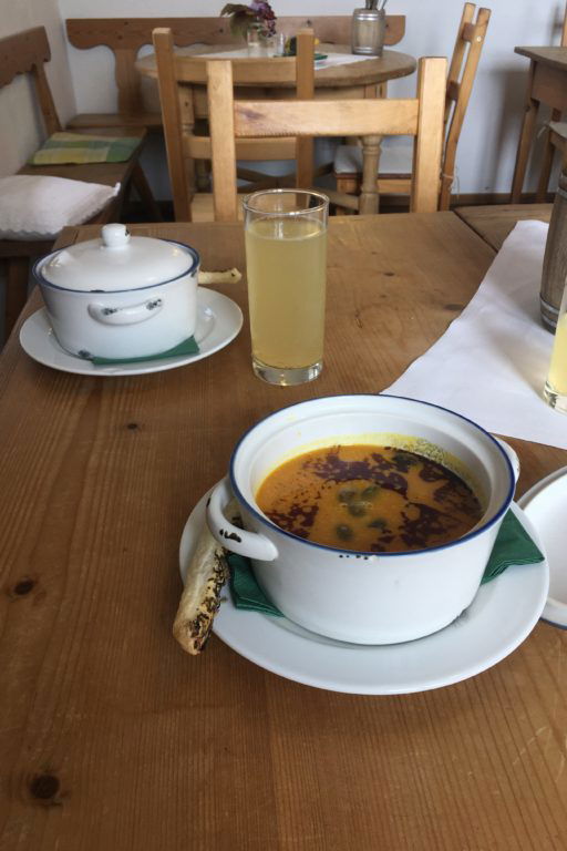 Stärkung und Apfelbaumwiese. Mirli. Fotos Veronika Schöll