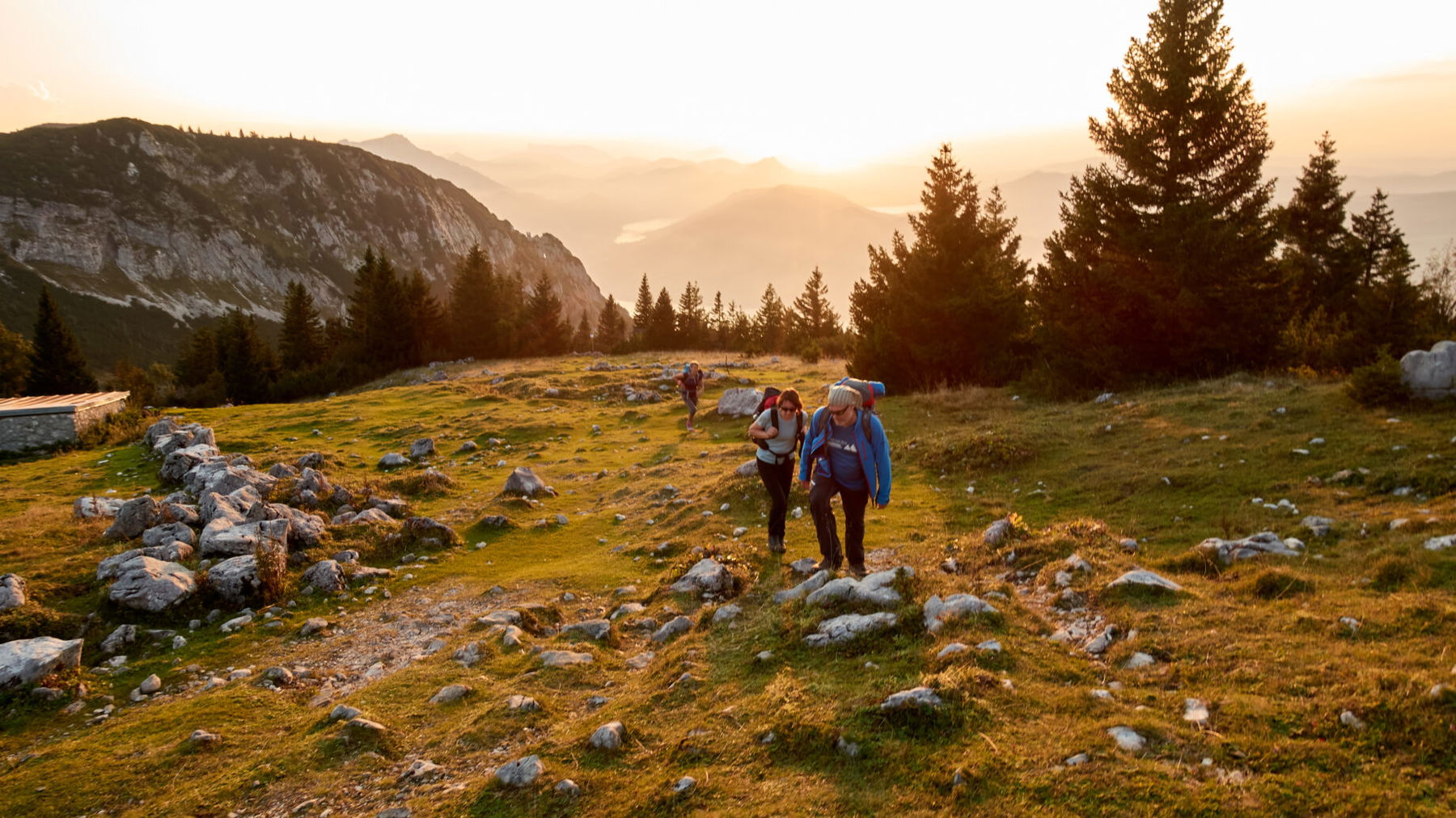Links: Am Weg zum Hochleckenhaus. Rechts: Hochleckenhaus. Fotos: Martin Heppner