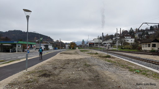 Direkt den Schienen entlang verläuft der Fuss- und Radweg nach Waidhofen. Foto: Martin Heppner