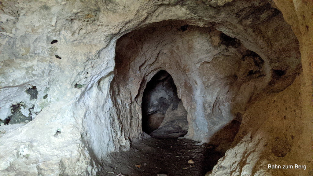 Durchschlupf hinter der Grotte. Foto: Martin Heppner