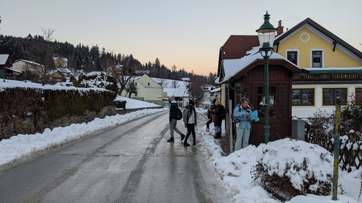 Busstation in Mönichkirchen und der Bummelzug nach Wiener Neustadt, Fotos Martin Heppner
