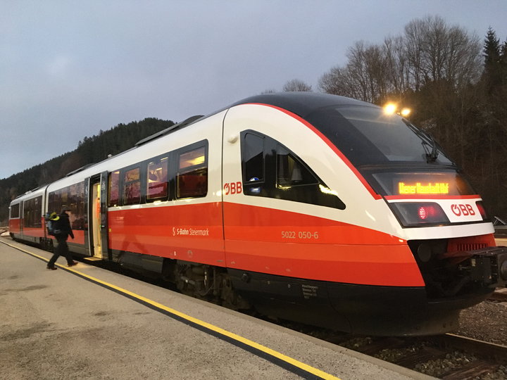 Busstation in Mönichkirchen und der Bummelzug nach Wiener Neustadt, Fotos Martin Heppner 