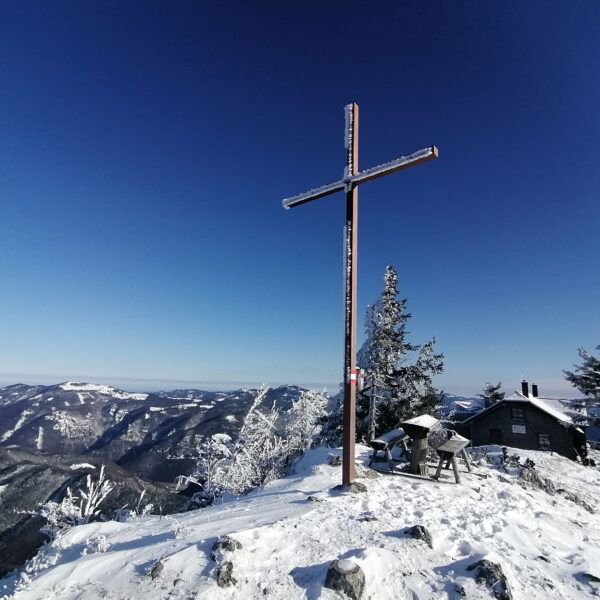 Das Gipfelkreuz auf 1.372 Meter. Foto: Peter Ofner